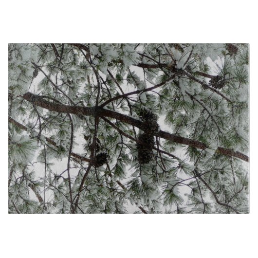 雪の下で松の木の冬の写真 カッティングボード (正面)