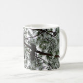 雪の下で松の木の冬の写真 コーヒーマグカップ (正面右)