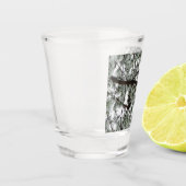 雪の下で松の木の冬の写真 ショットグラス (左)