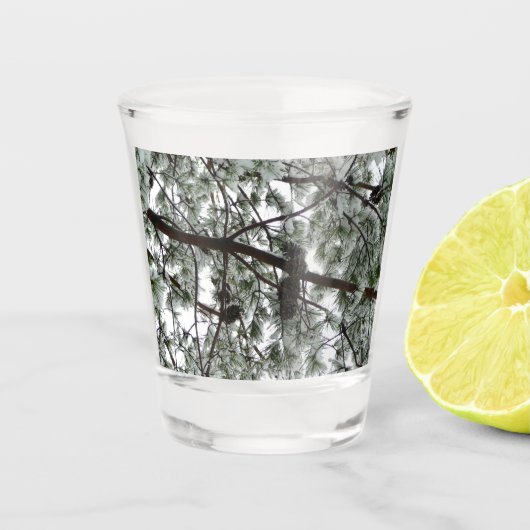 雪の下で松の木の冬の写真 ショットグラス (正面)