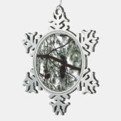 雪の下で松の木の冬の写真 スノーフレークピューターオーナメント (右)