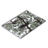 雪の下で松の木の冬の写真 ノートブック (左側)