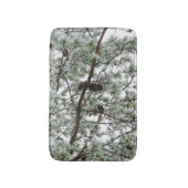 雪の下で松の木の冬の写真 バスマット (正面縦)