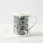 雪の下で松の木の冬の写真 ボーンチャイナマグカップ (右)
