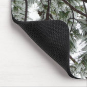 雪の下で松の木の冬の写真 マウスパッド (コーナー)