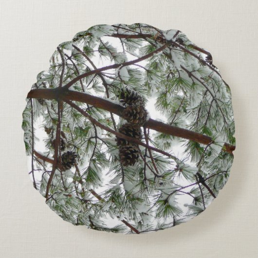 雪の下で松の木の冬の写真 ラウンドクッション (正面)