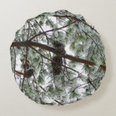 雪の下で松の木の冬の写真 ラウンドクッション (裏面)