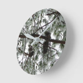 雪の下で松の木の冬の写真 ラウンド壁時計 (傾斜)