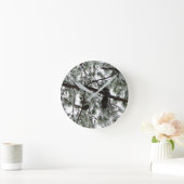 雪の下で松の木の冬の写真 ラウンド壁時計 (ホーム)