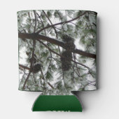 雪の下で松の木の冬の写真 缶クーラー (裏面)