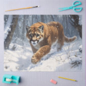 雪の下を歩くマウンテンライオン 薄葉紙 (クラフト)