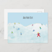 雪の丘の小さなスキーヤーパーソナライズされた ポストカード (正面/裏面)