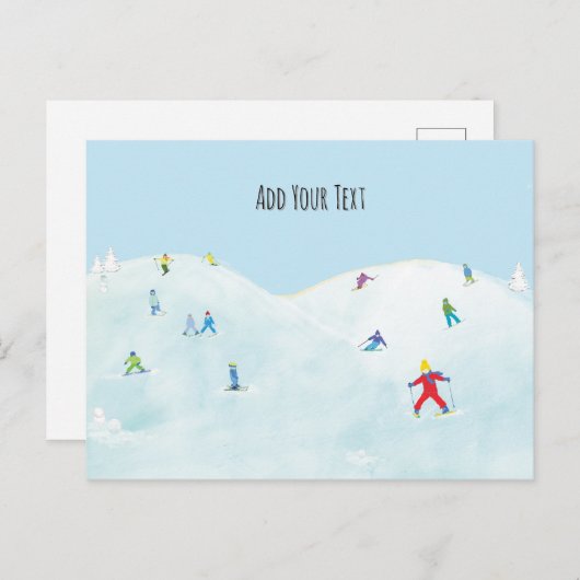 雪の丘の小さなスキーヤーパーソナライズされた ポストカード (正面/裏面)