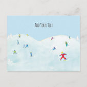 雪の丘の小さなスキーヤーパーソナライズされた ポストカード (正面)