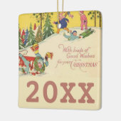 雪の丘を滑る子供たち – ヴィンテージルック セラミックオーナメント (左)