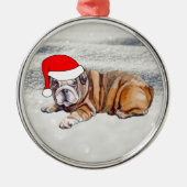 雪の中でかわいいブルドッグの子犬 メタルオーナメント (正面)