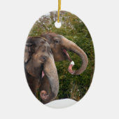 雪の中でかわいい象遊が笑顔で幸せ。 セラミックオーナメント (正面)