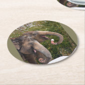 雪の中でかわいい象遊が笑顔で幸せ。 ラウンドペーパーコースター (アングル)