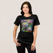 雪の中でのカラフルな蓮の花の開花 トライブレンドTシャツ (正面全面)