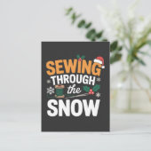 雪の中でのソーイング 楽しいクリスマスキルト ポストカード (スタンド正面)