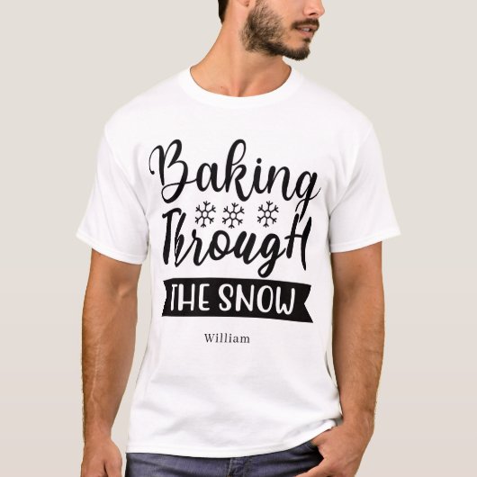 雪の中でのパーソナライズドベーキング Tシャツ (正面)