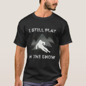 雪の中でまだ遊ぶ スキーが好きな人 Tシャツ (正面)