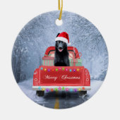 雪の中でクリスマスに座るドイツの羊飼い犬  セラミックオーナメント (正面)