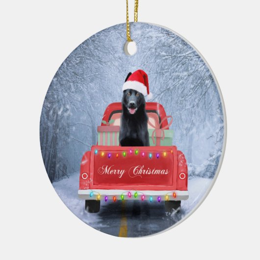 雪の中でクリスマスに座るドイツの羊飼い犬 セラミックオーナメント (左)