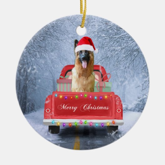 雪の中でクリスマスに座るドイツの羊飼い犬  セラミックオーナメント (正面)