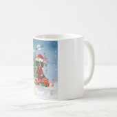 雪の中でクリスマスのプレゼントを贈るダシュント犬 コーヒーマグカップ (正面右)