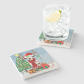雪の中でクリスマスのプレゼントを贈るダシュント犬 ストーンコースター (横)