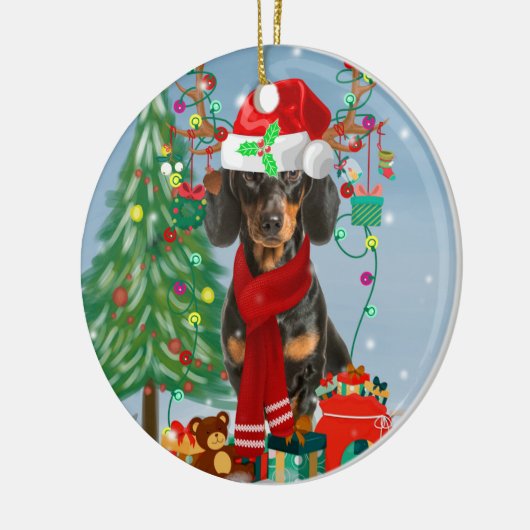 雪の中でクリスマスのプレゼントを贈るダシュント犬 セラミックオーナメント (左)