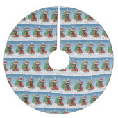 雪の中でクリスマスのプレゼントを贈るダシュント犬 ブラッシュドポリエステルツリースカート (正面)