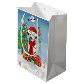 雪の中でクリスマスのプレゼントを贈るダシュント犬 ミディアムペーパーバッグ (裏面アングル)