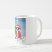 雪の中でクリスマスのプレゼントを贈るベルネーゼ山犬 コーヒーマグカップ (正面右)