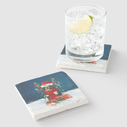 雪の中でクリスマスのプレゼントを贈るベルネーゼ山犬 ストーンコースター (横)