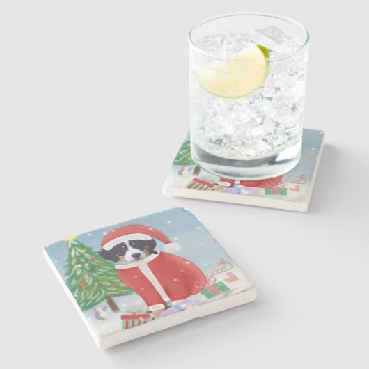 雪の中でクリスマスのプレゼントを贈るベルネーゼ山犬 ストーンコースター (横)