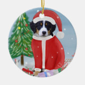雪の中でクリスマスのプレゼントを贈るベルネーゼ山犬 セラミックオーナメント (正面)