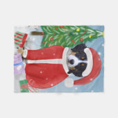 雪の中でクリスマスのプレゼントを贈るベルネーゼ山犬 フリースブランケット (正面(横))