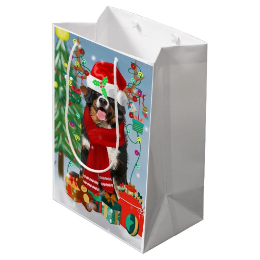 雪の中でクリスマスのプレゼントを贈るベルネーゼ山犬 ミディアムペーパーバッグ (裏面アングル)