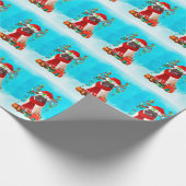 雪の中でクリスマスの贈り物と一緒にパグ ラッピングペーパー (角)