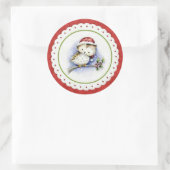 雪の中でクリスマスキャップをかぶった小さなフクロウ ラウンドシール (バッグ)