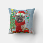 雪の中でクリスマスプレゼントとケルン・テリア犬 クッション (裏面)