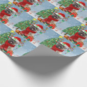 雪の中でクリスマスプレゼントとケルン・テリア犬 ラッピングペーパー (角)