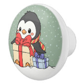 雪の中でクリスマスプレゼントを贈る可愛いペンギン セラミックノブ (右)