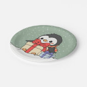 雪の中でクリスマスプレゼントを贈る可愛いペンギン ペーパープレート (アングル)