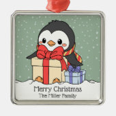 雪の中でクリスマスプレゼントを贈る可愛いペンギン メタルオーナメント (正面)