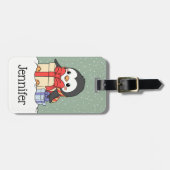 雪の中でクリスマスプレゼントを贈る可愛いペンギン ラゲッジタグ (正面横)