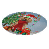 雪の中でコッカースパニエル犬の犬とクリスマスプレゼント カッティングボード (角)