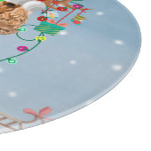 雪の中でコッカースパニエル犬の犬とクリスマスプレゼント カッティングボード (角)